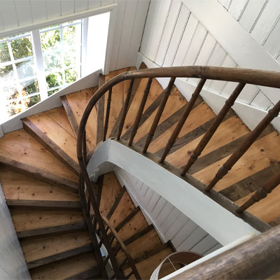 Rénovation d'escalier en bois avec respect total de l'existant