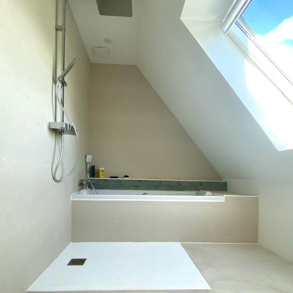 Sol, murs, douche et baignoire en béton ciré couleur lin, sous comble