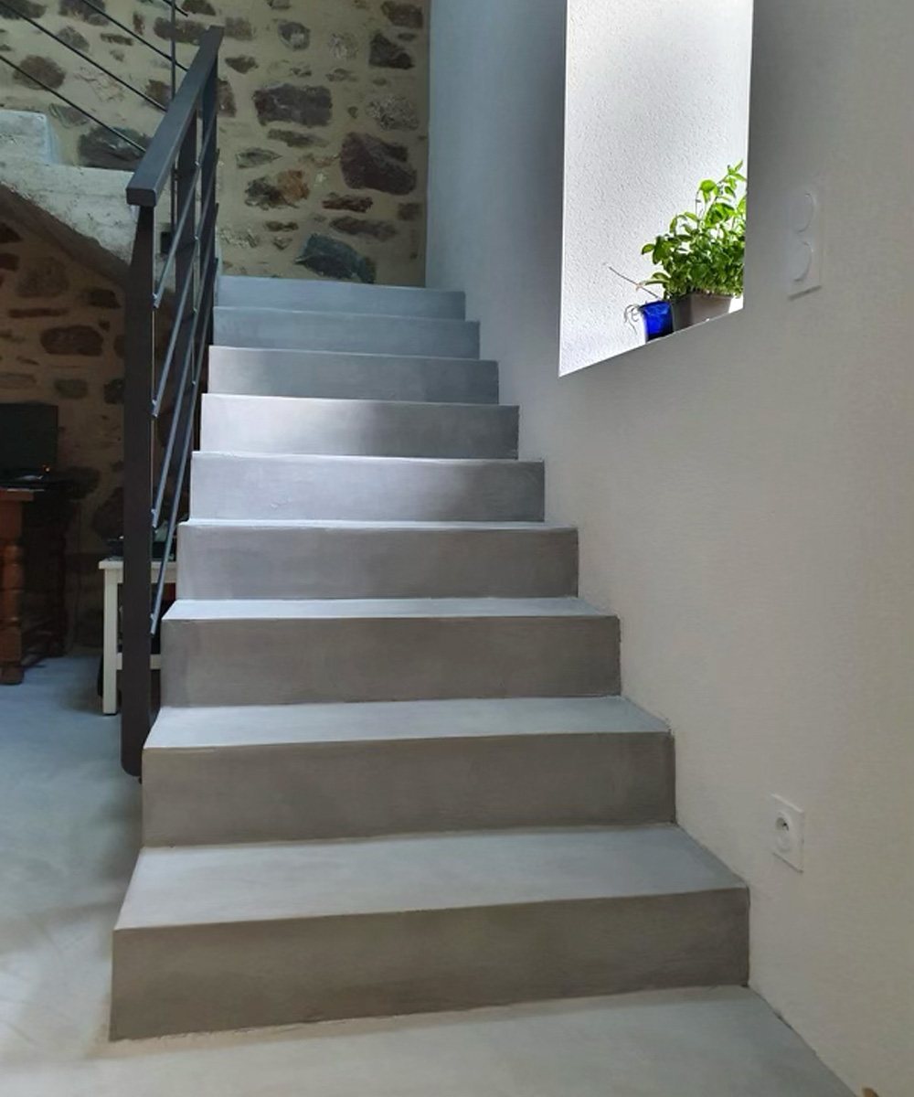 Le béton ciré apporte un côté tendance et moderne à l'escalier. Fait à Brest.