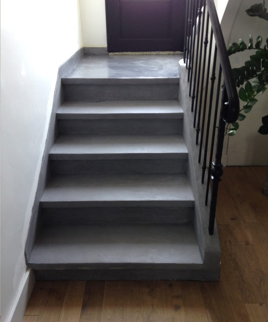 Petit escalier en béton ciré gris, sur parquet, à Nantes.