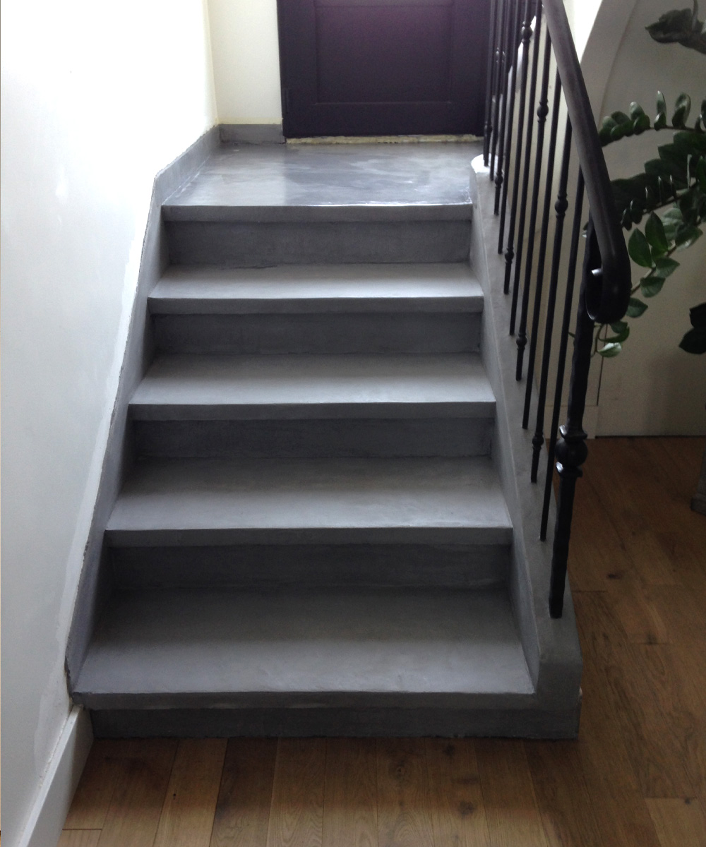 Petit escalier en béton ciré gris, sur parquet, à Nantes.