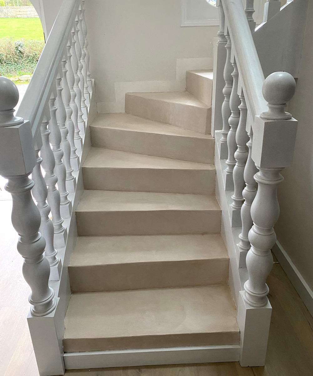 Escalier blanc et béton ciré couleur lin à Plougasnou.