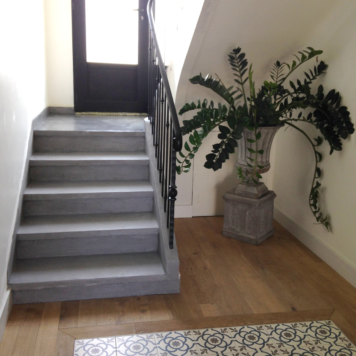 Modernité et tradition avec cette escalier en béton ciré sur parquet et carreaux de ciment à Nantes.