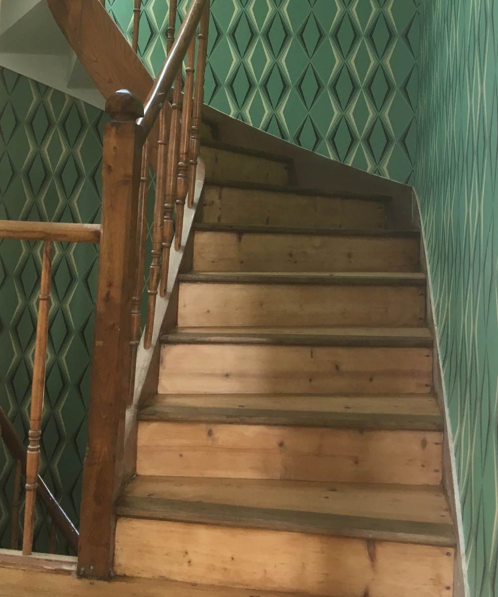 Rénovation d'escalier bois à Carantec (Finistère), avec papier peint dans la cage d'escalier