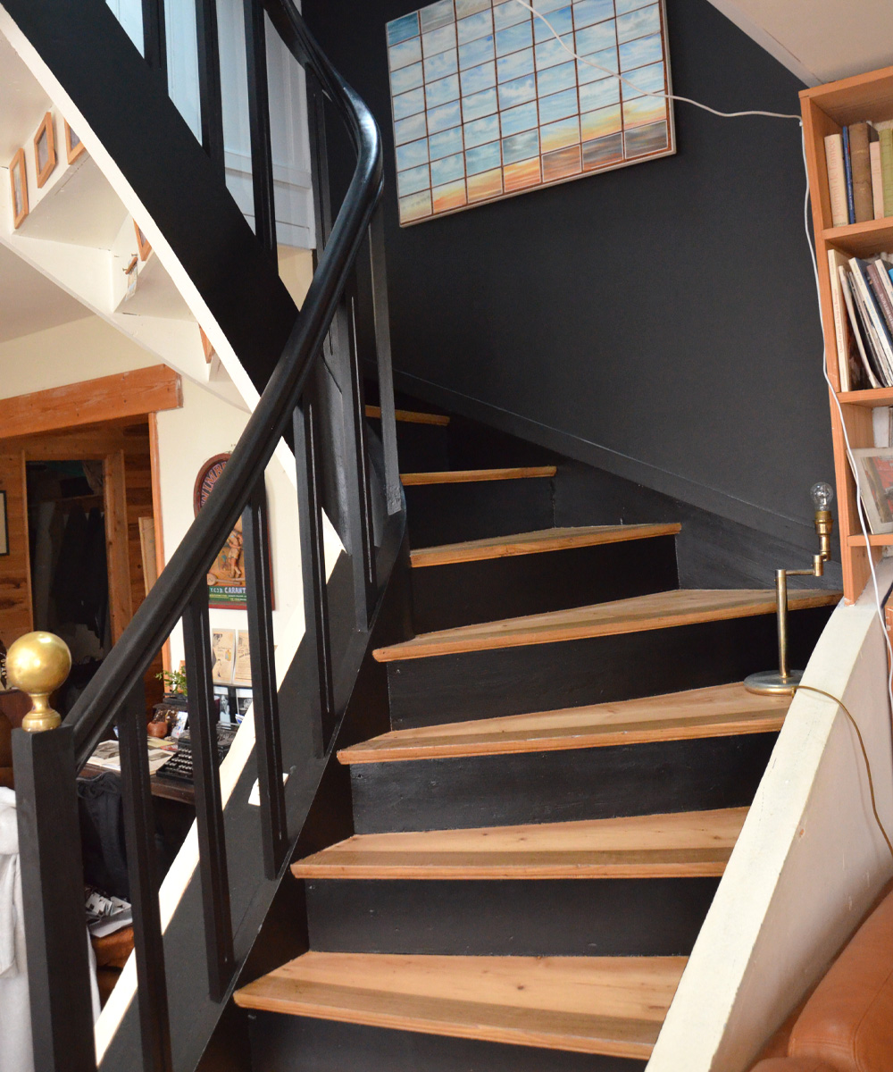 Rénovation d'escalier bois à Carantec (Finistère). Avec contremarches peintes en noir, pour apporter une touche de modernité.