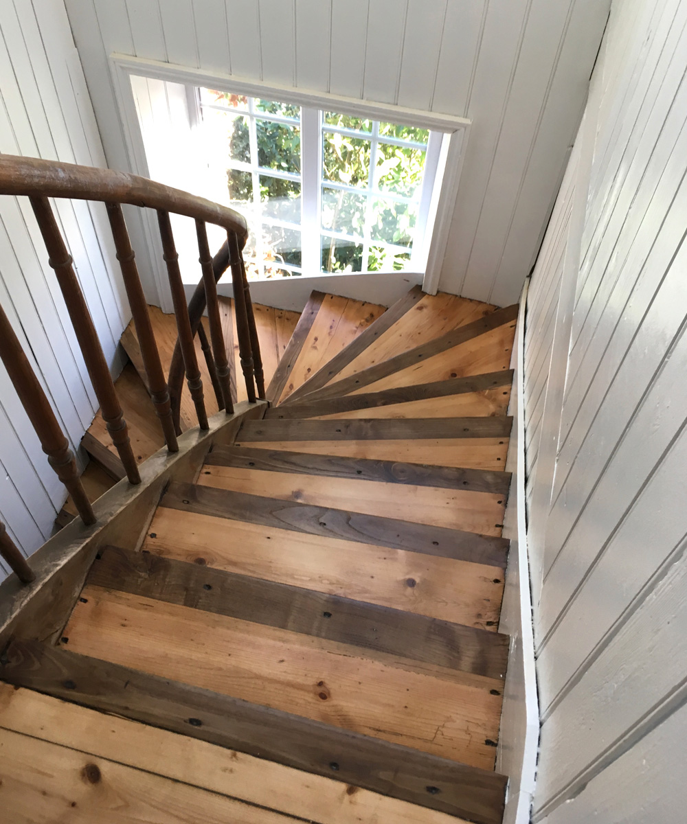 Rénovation intégrale d'un bel escalier tout bois style 1900 à Roscoff.