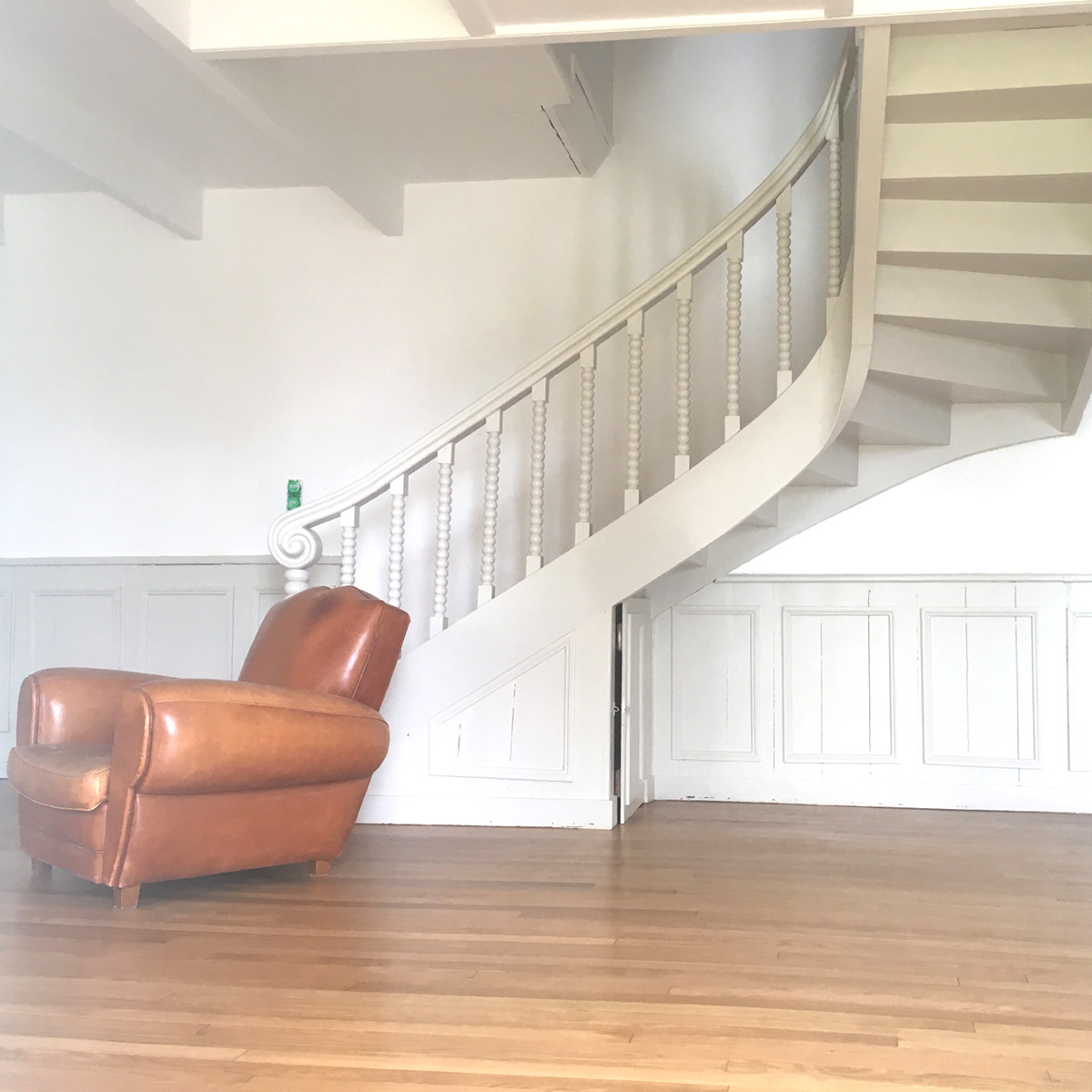 Rénovation d'un escalier à Locquirec. Intégralement repeint en blanc, pour s'intégrer dans la nouvelle décoration du salon.