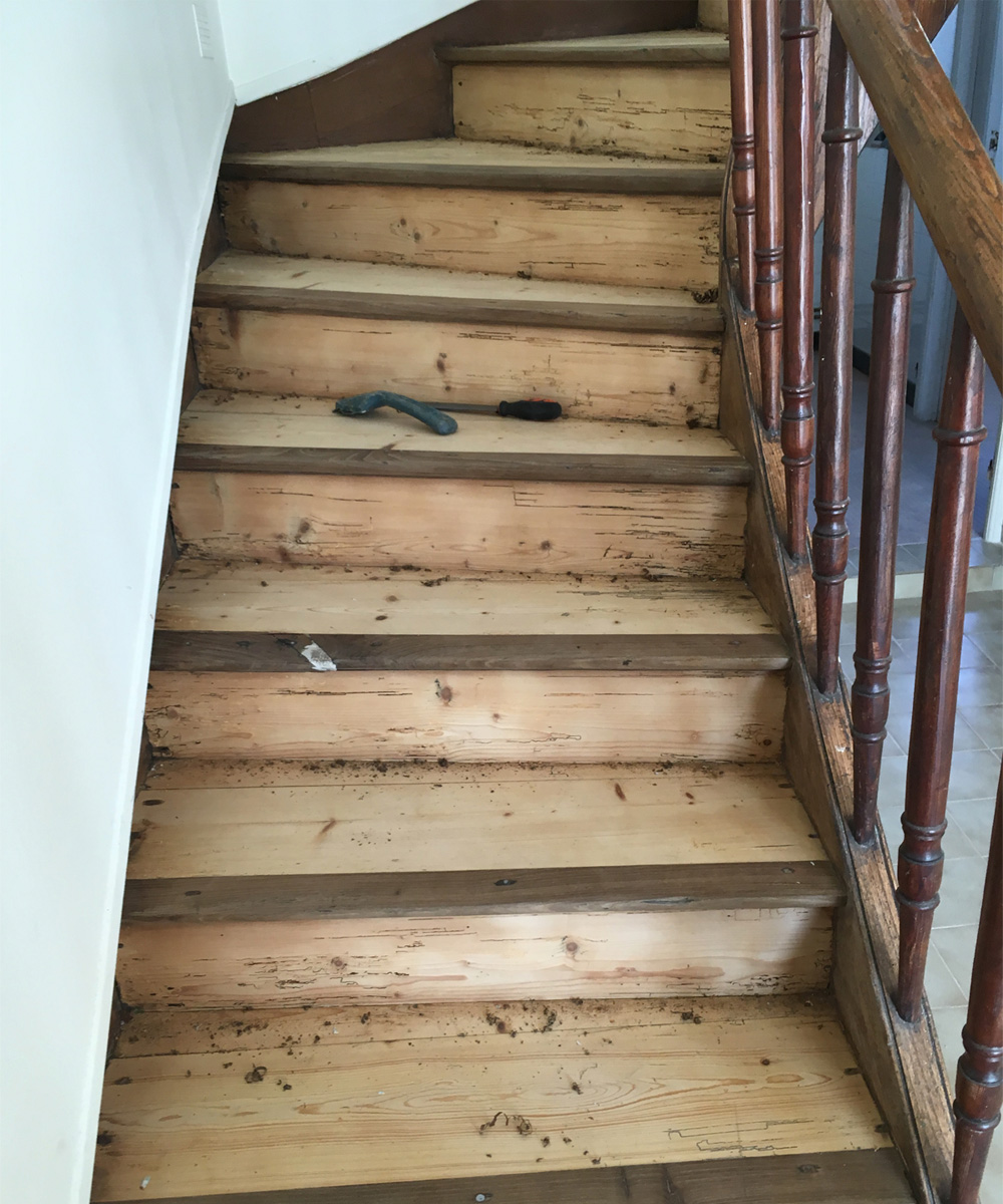 Etape de décapage, ponçage et nettoyage de l'escalier bois